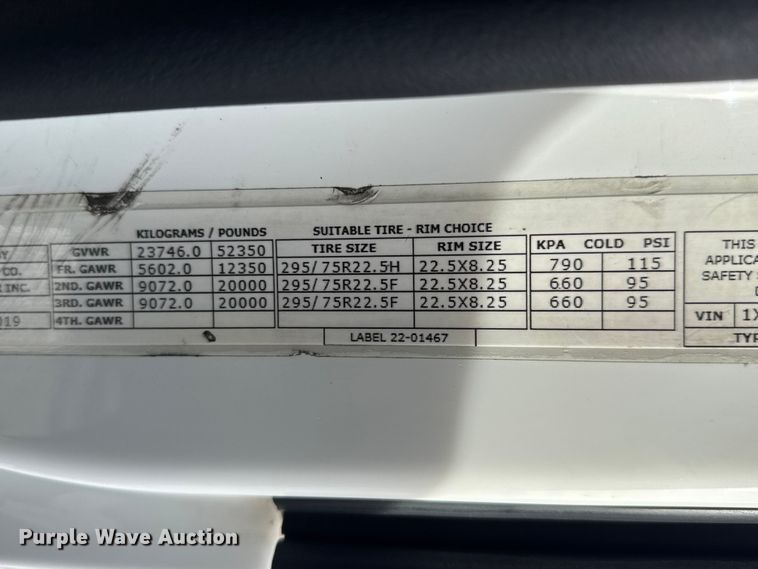 image for item ET1713 2020 Peterbilt 579 semi truck