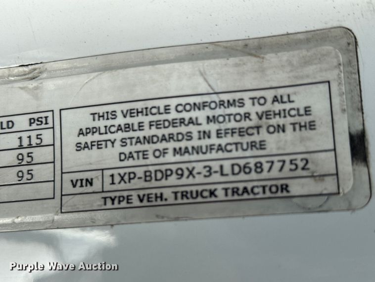 image for item ET1713 2020 Peterbilt 579 semi truck