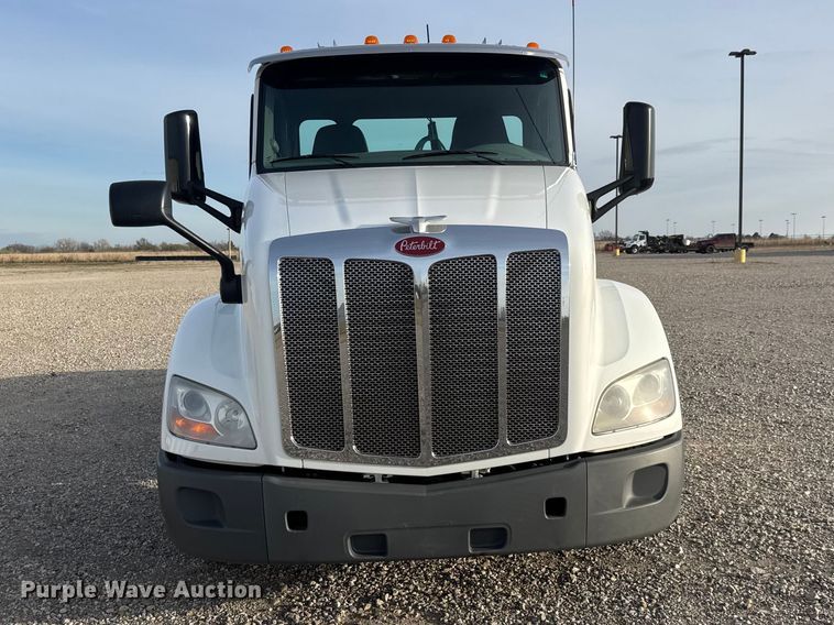 image for item ET1714 2020 Peterbilt 579 semi truck