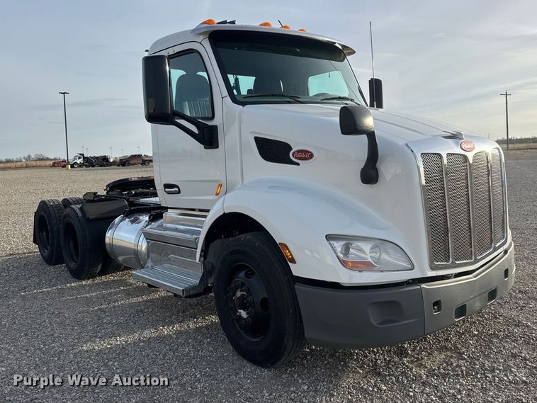 image for item ET1714 2020 Peterbilt 579 semi truck