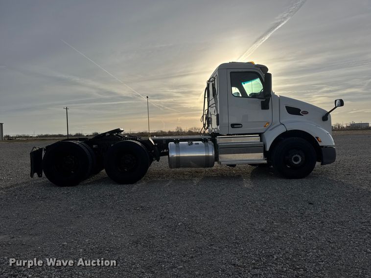 image for item ET1714 2020 Peterbilt 579 semi truck