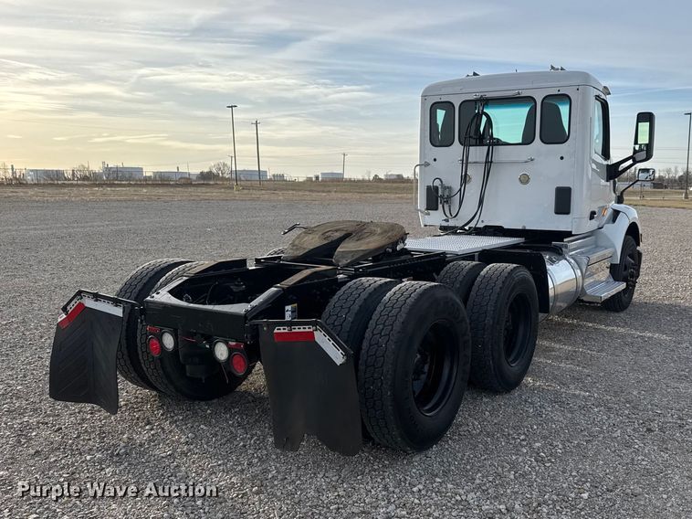 image for item ET1714 2020 Peterbilt 579 semi truck