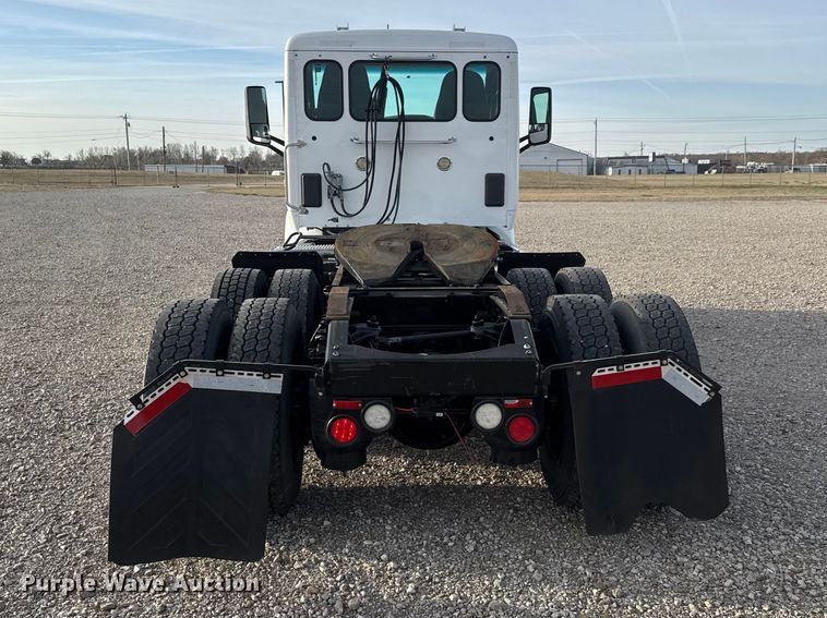 image for item ET1714 2020 Peterbilt 579 semi truck