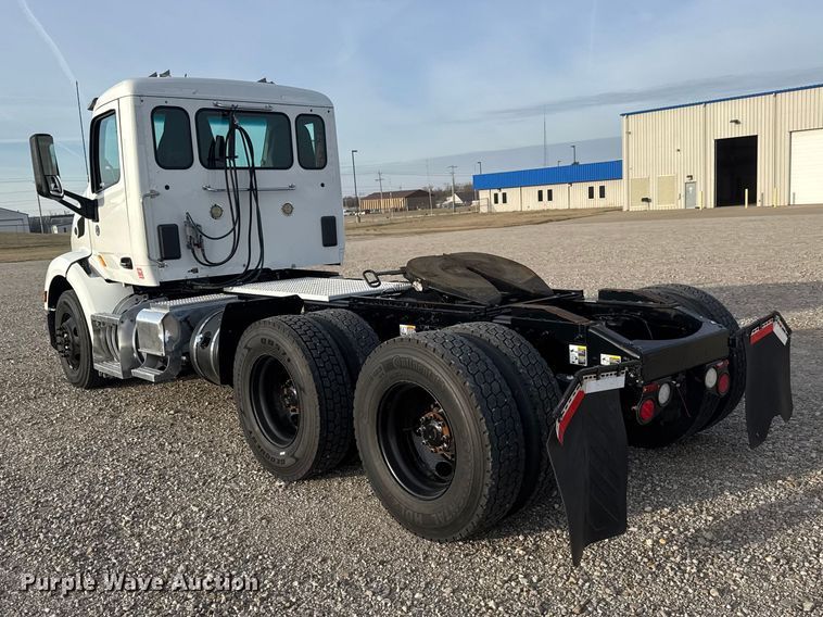 image for item ET1714 2020 Peterbilt 579 semi truck