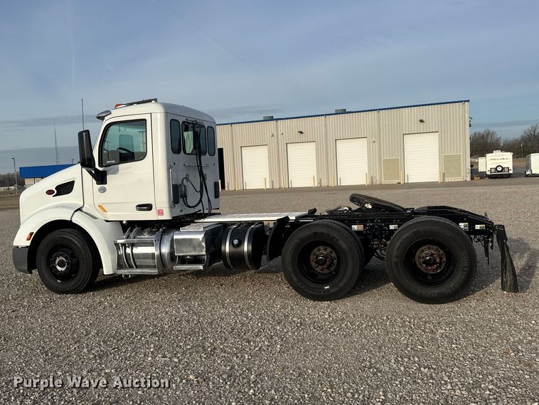 image for item ET1714 2020 Peterbilt 579 semi truck