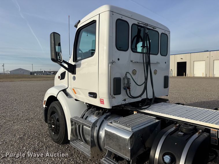 image for item ET1714 2020 Peterbilt 579 semi truck