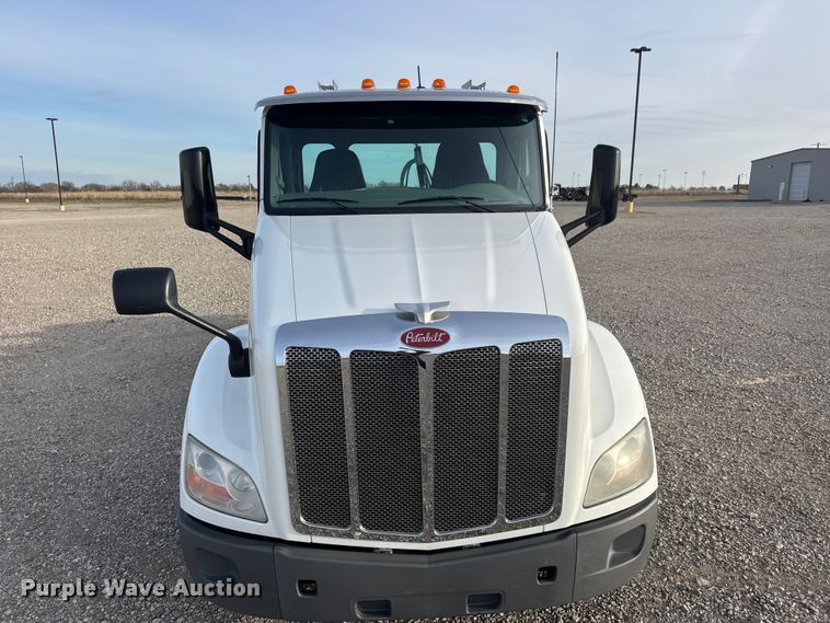 image for item ET1714 2020 Peterbilt 579 semi truck