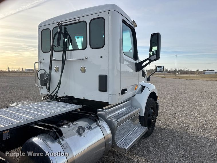 image for item ET1714 2020 Peterbilt 579 semi truck