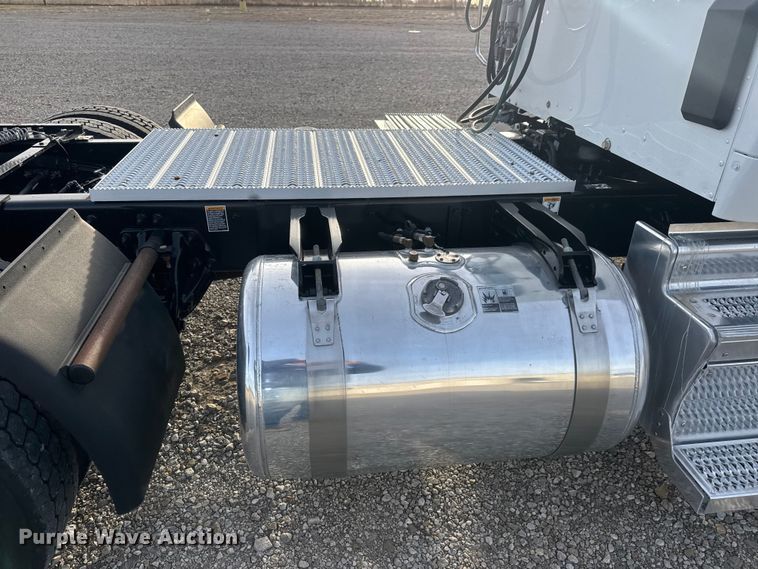 image for item ET1714 2020 Peterbilt 579 semi truck