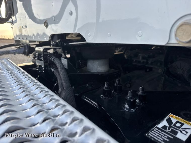 image for item ET1714 2020 Peterbilt 579 semi truck