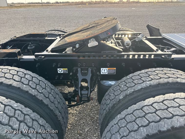 image for item ET1714 2020 Peterbilt 579 semi truck