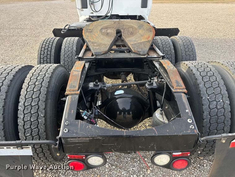 image for item ET1714 2020 Peterbilt 579 semi truck