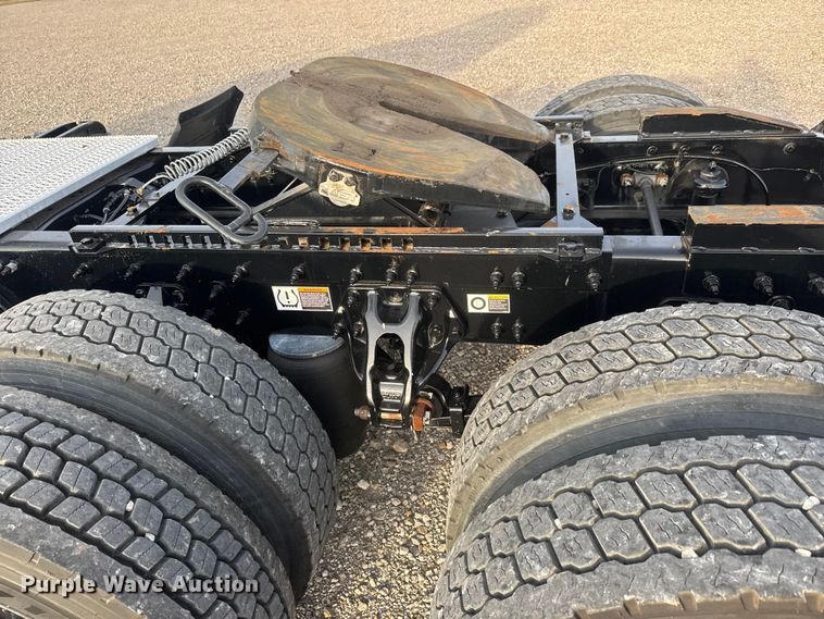 image for item ET1714 2020 Peterbilt 579 semi truck