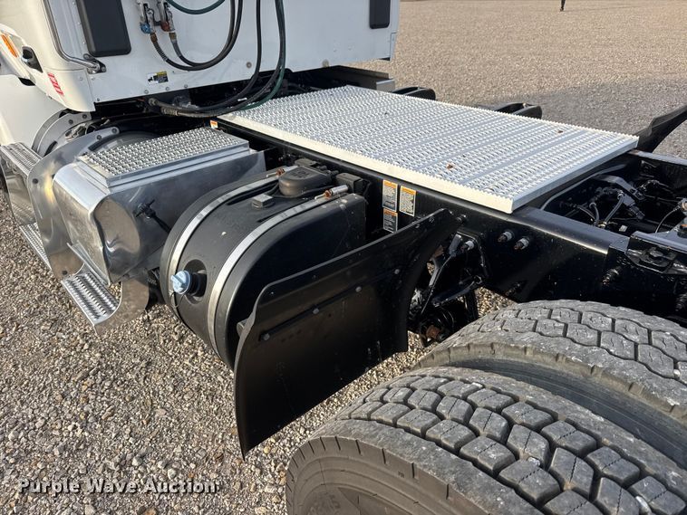 image for item ET1714 2020 Peterbilt 579 semi truck
