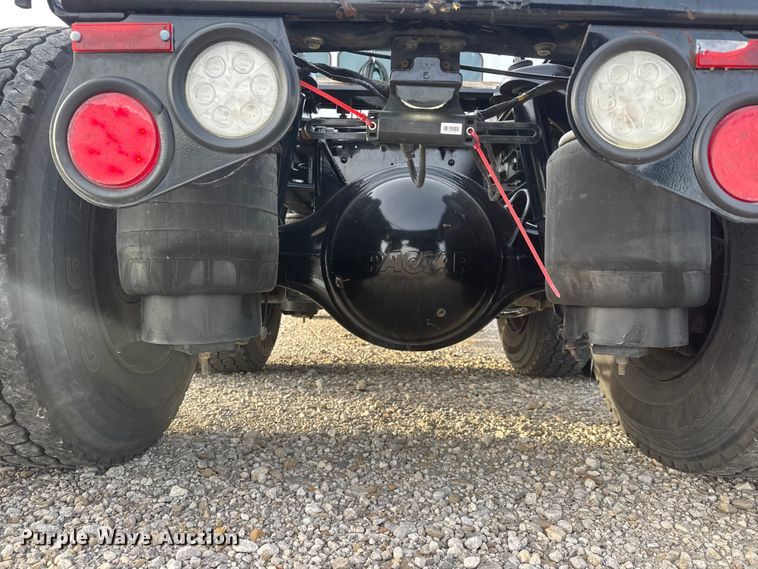 image for item ET1714 2020 Peterbilt 579 semi truck