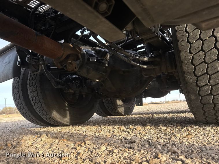 image for item ET1714 2020 Peterbilt 579 semi truck