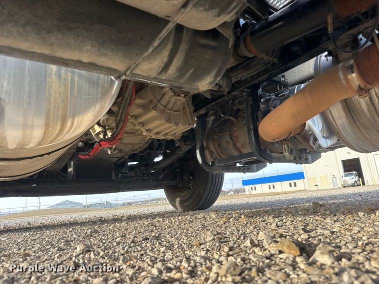 image for item ET1714 2020 Peterbilt 579 semi truck