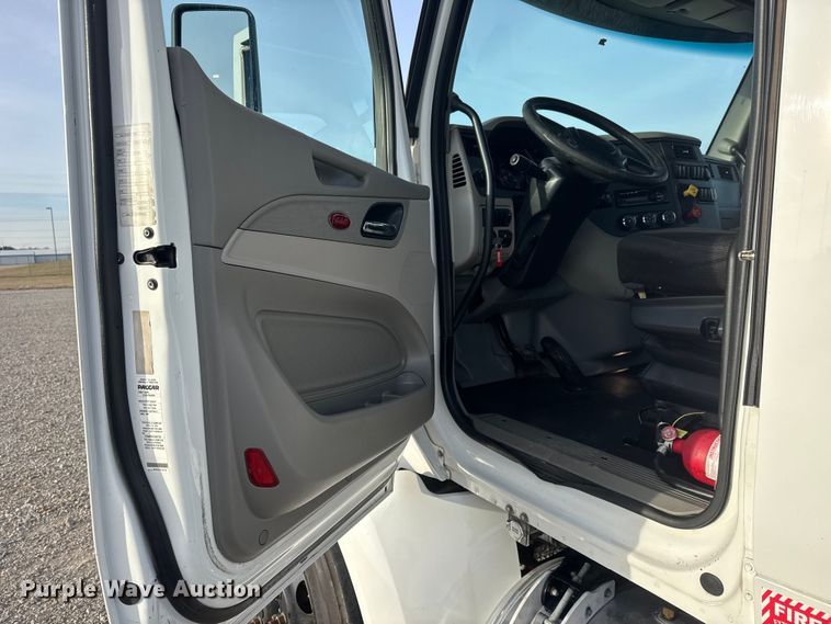 image for item ET1714 2020 Peterbilt 579 semi truck