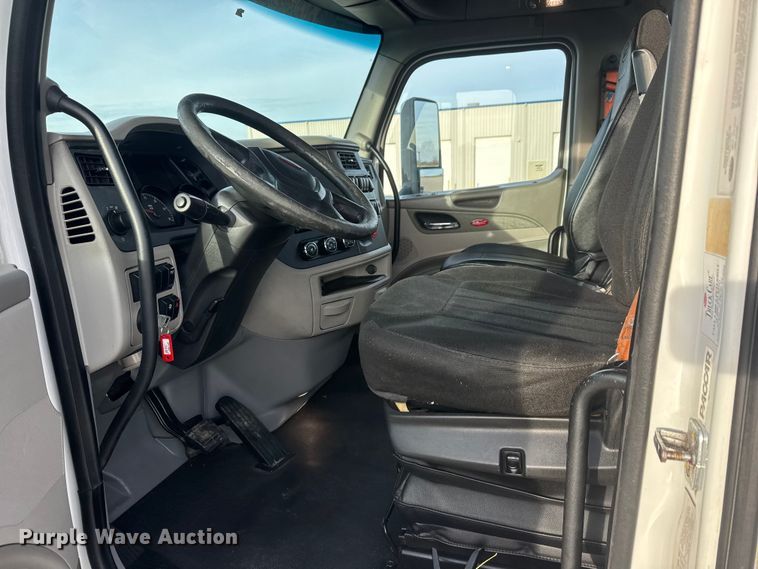 image for item ET1714 2020 Peterbilt 579 semi truck