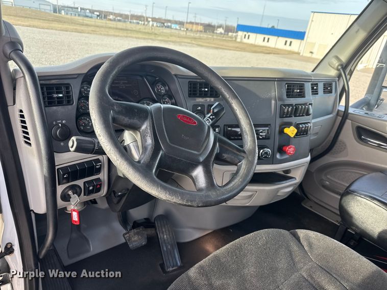 image for item ET1714 2020 Peterbilt 579 semi truck