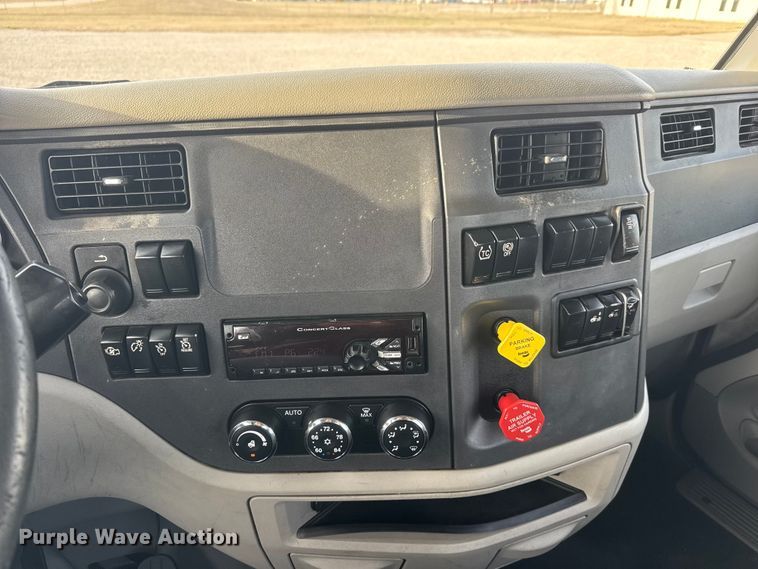 image for item ET1714 2020 Peterbilt 579 semi truck