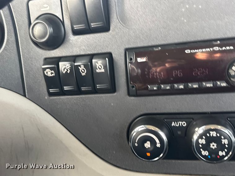 image for item ET1714 2020 Peterbilt 579 semi truck