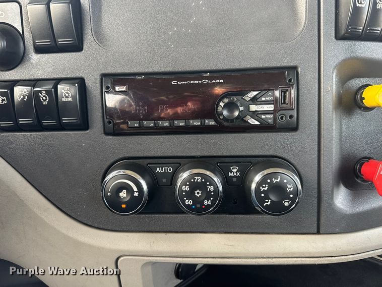 image for item ET1714 2020 Peterbilt 579 semi truck