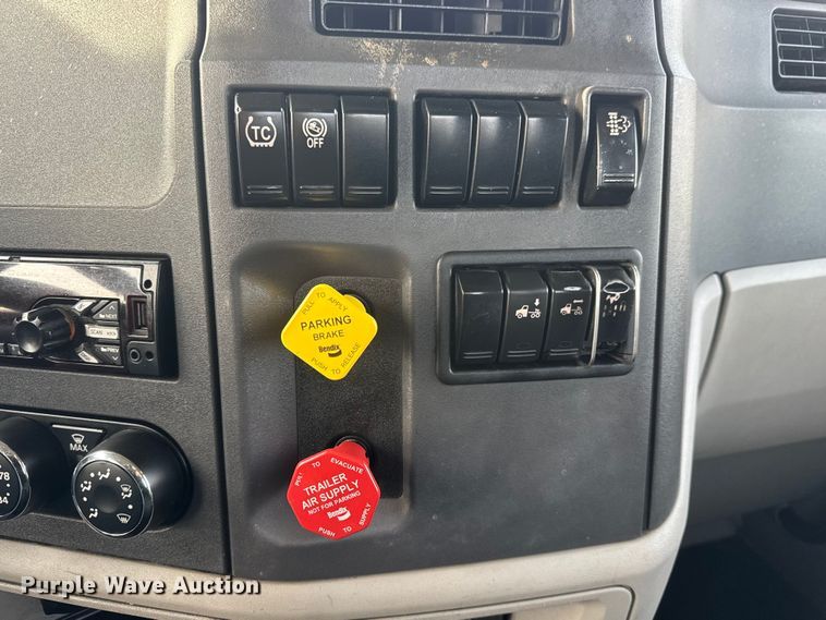 image for item ET1714 2020 Peterbilt 579 semi truck