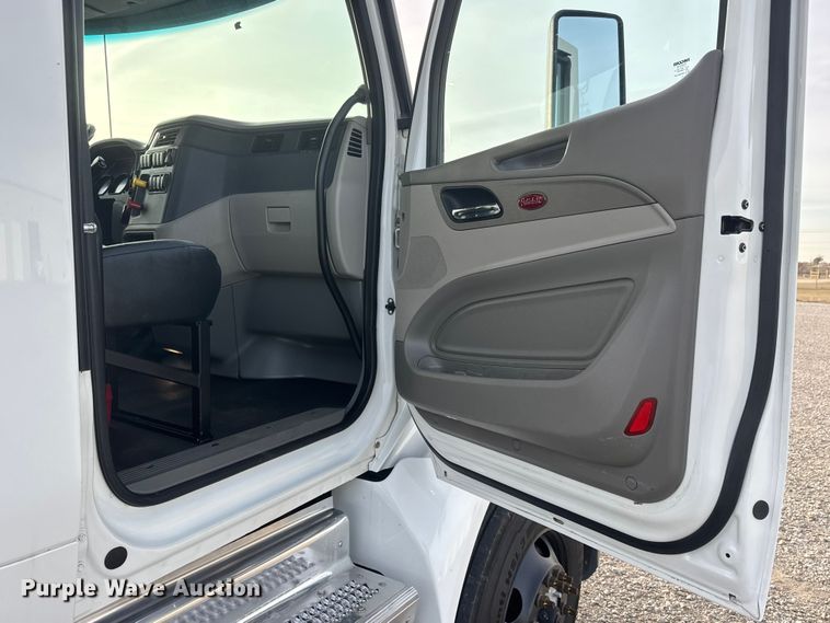 image for item ET1714 2020 Peterbilt 579 semi truck