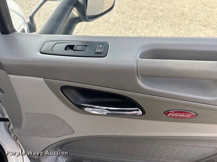 image for item ET1714 2020 Peterbilt 579 semi truck