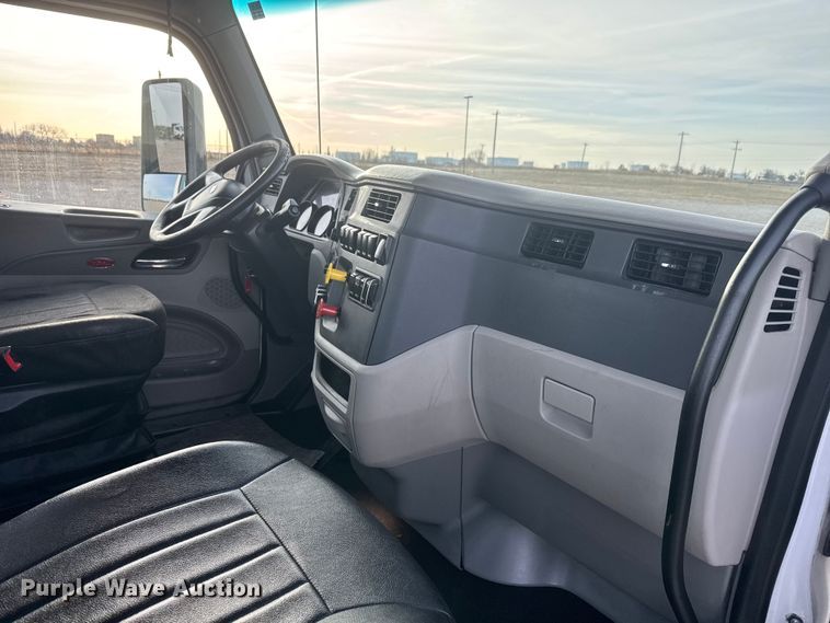 image for item ET1714 2020 Peterbilt 579 semi truck