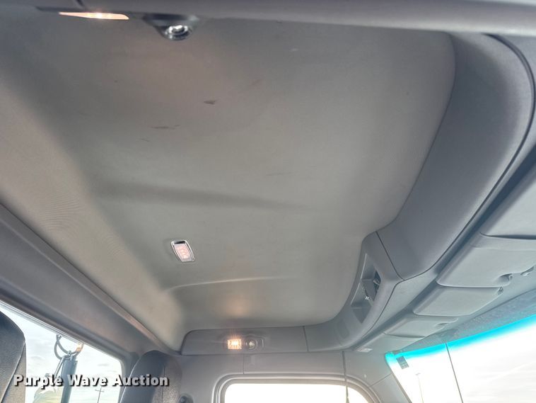 image for item ET1714 2020 Peterbilt 579 semi truck