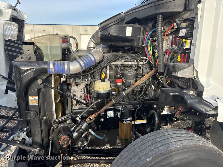 image for item ET1714 2020 Peterbilt 579 semi truck