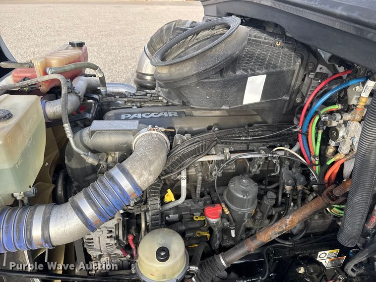 image for item ET1714 2020 Peterbilt 579 semi truck