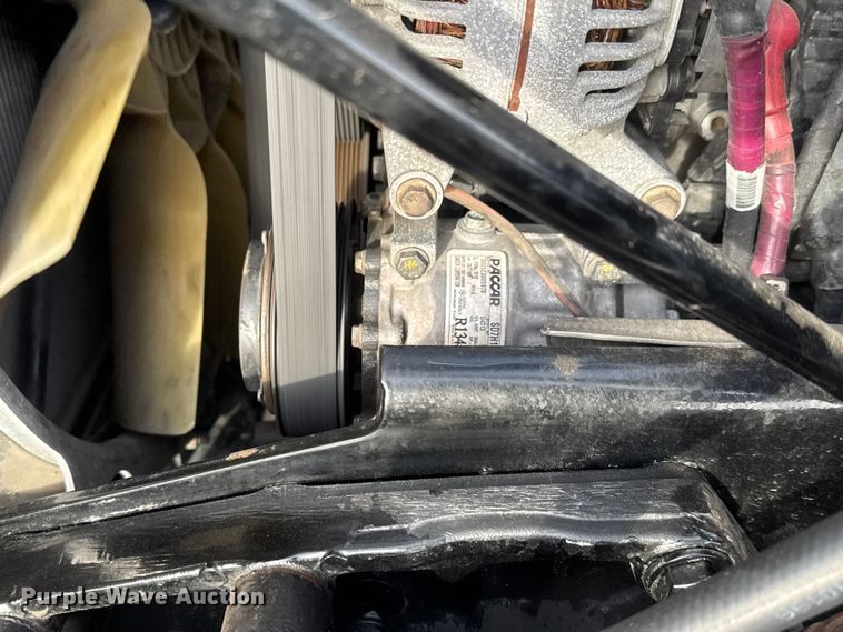 image for item ET1714 2020 Peterbilt 579 semi truck