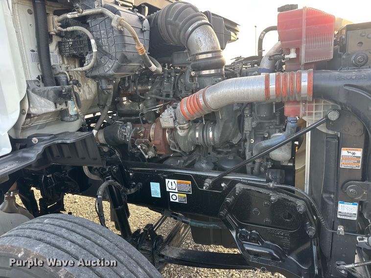 image for item ET1714 2020 Peterbilt 579 semi truck