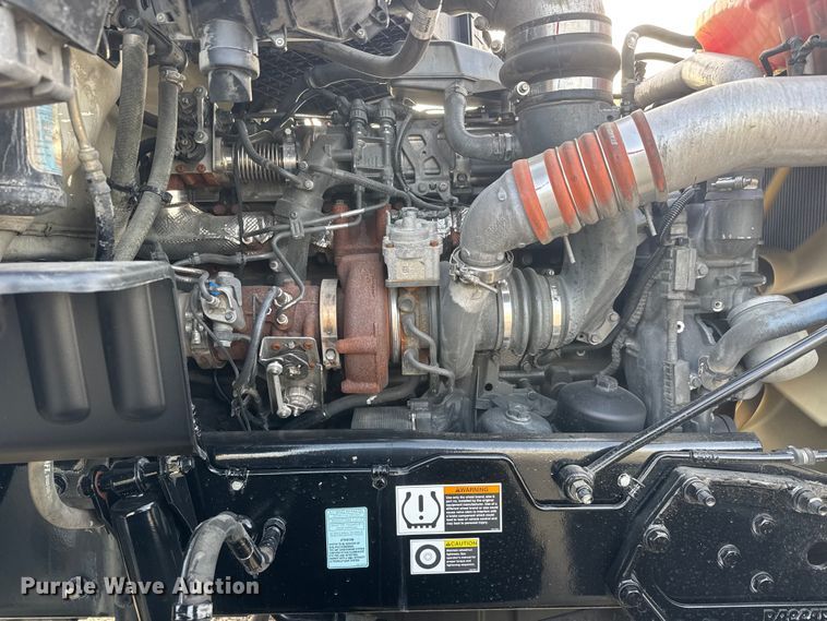 image for item ET1714 2020 Peterbilt 579 semi truck