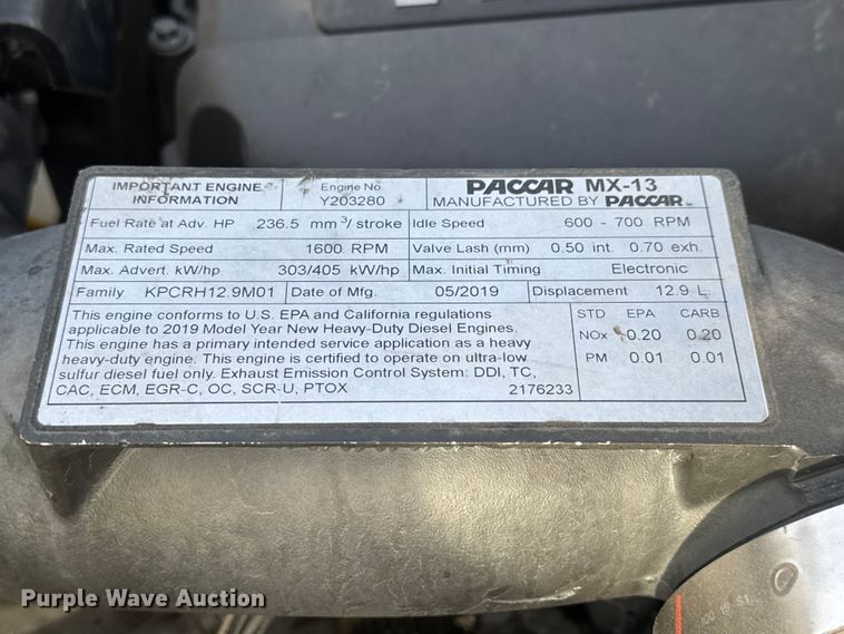 image for item ET1714 2020 Peterbilt 579 semi truck