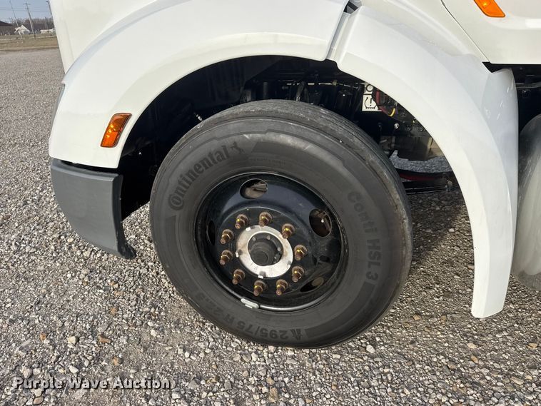 image for item ET1714 2020 Peterbilt 579 semi truck