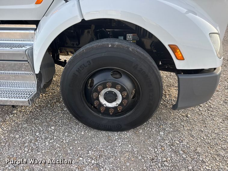 image for item ET1714 2020 Peterbilt 579 semi truck