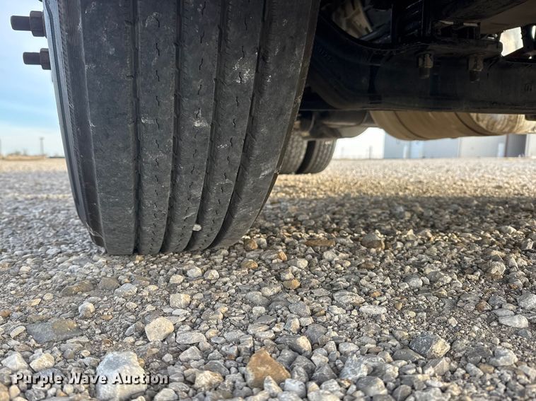 image for item ET1714 2020 Peterbilt 579 semi truck