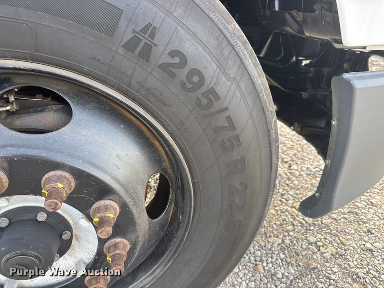 image for item ET1714 2020 Peterbilt 579 semi truck