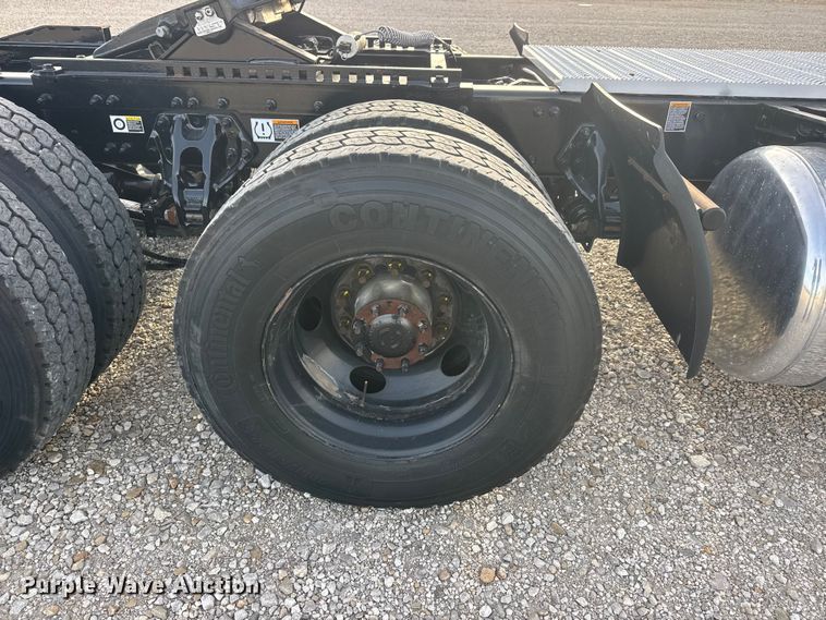 image for item ET1714 2020 Peterbilt 579 semi truck