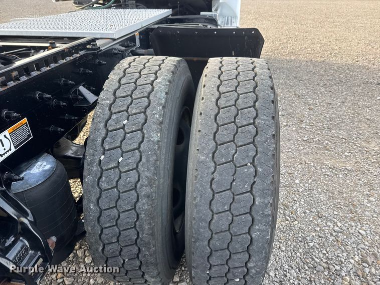 image for item ET1714 2020 Peterbilt 579 semi truck