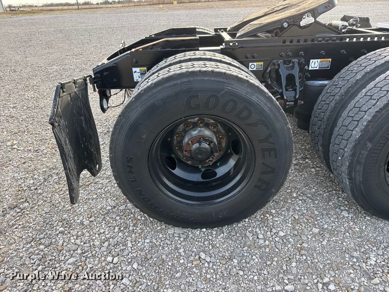 image for item ET1714 2020 Peterbilt 579 semi truck