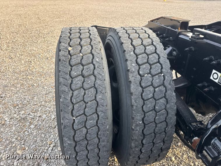 image for item ET1714 2020 Peterbilt 579 semi truck