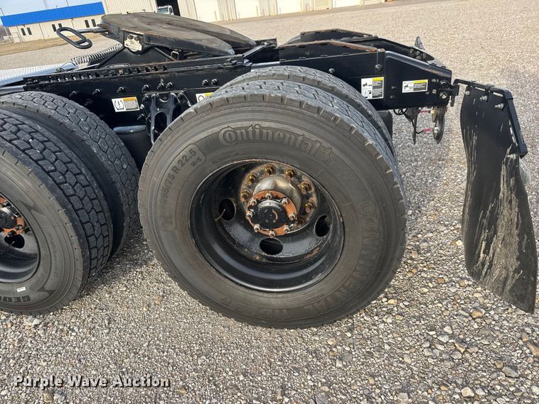 image for item ET1714 2020 Peterbilt 579 semi truck