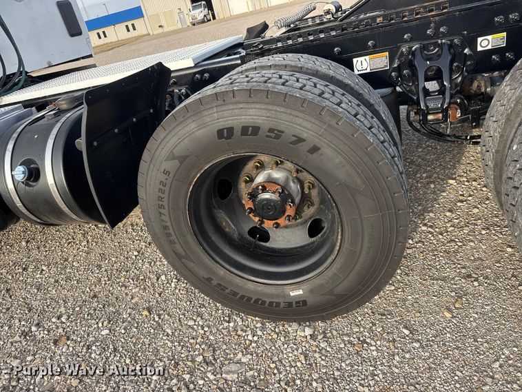 image for item ET1714 2020 Peterbilt 579 semi truck