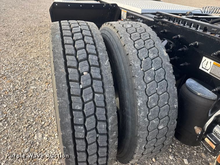 image for item ET1714 2020 Peterbilt 579 semi truck