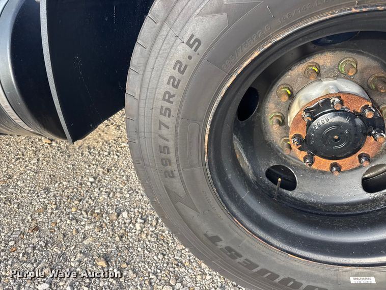 image for item ET1714 2020 Peterbilt 579 semi truck